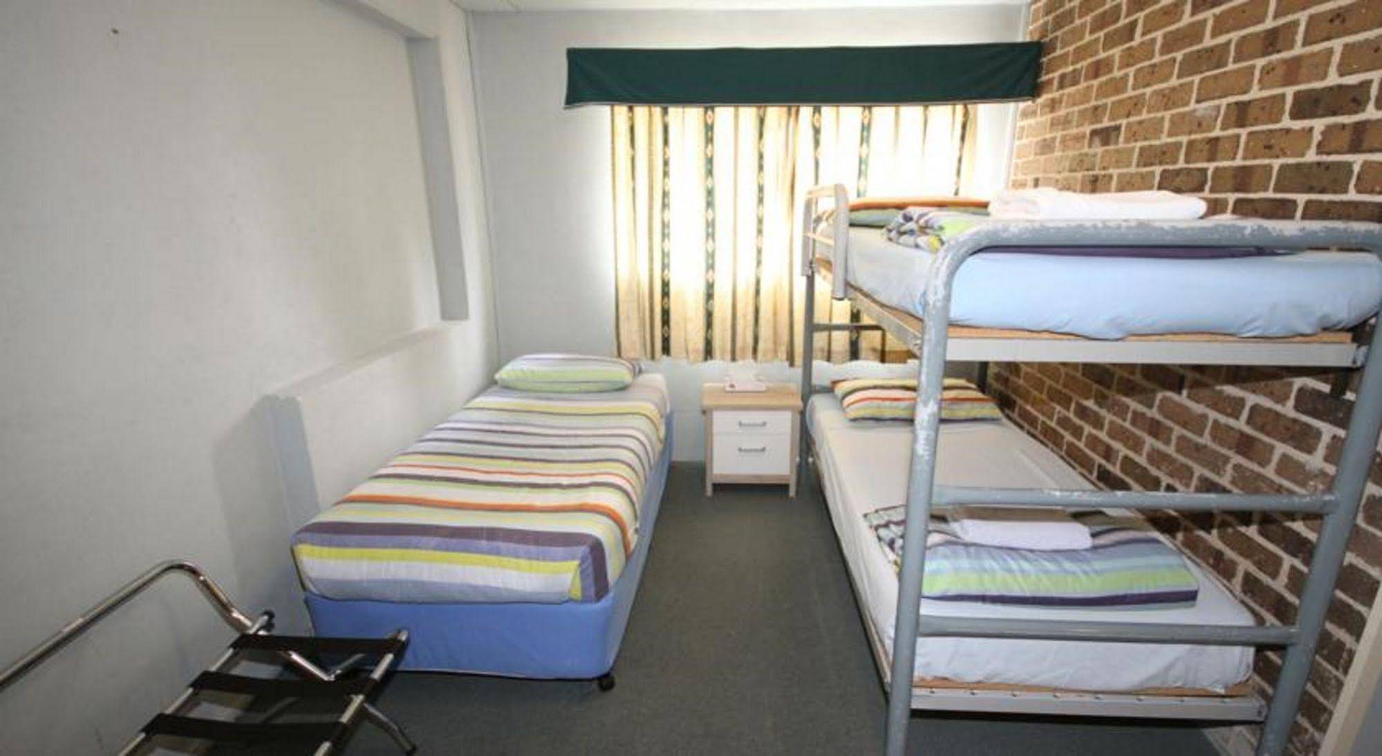 Acacia Snowy Motel