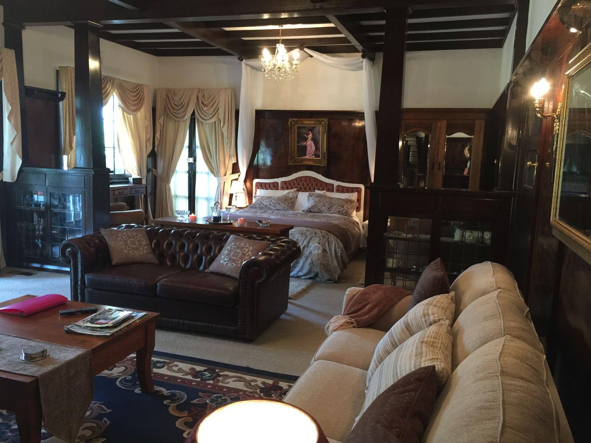 Corner Manor Leura