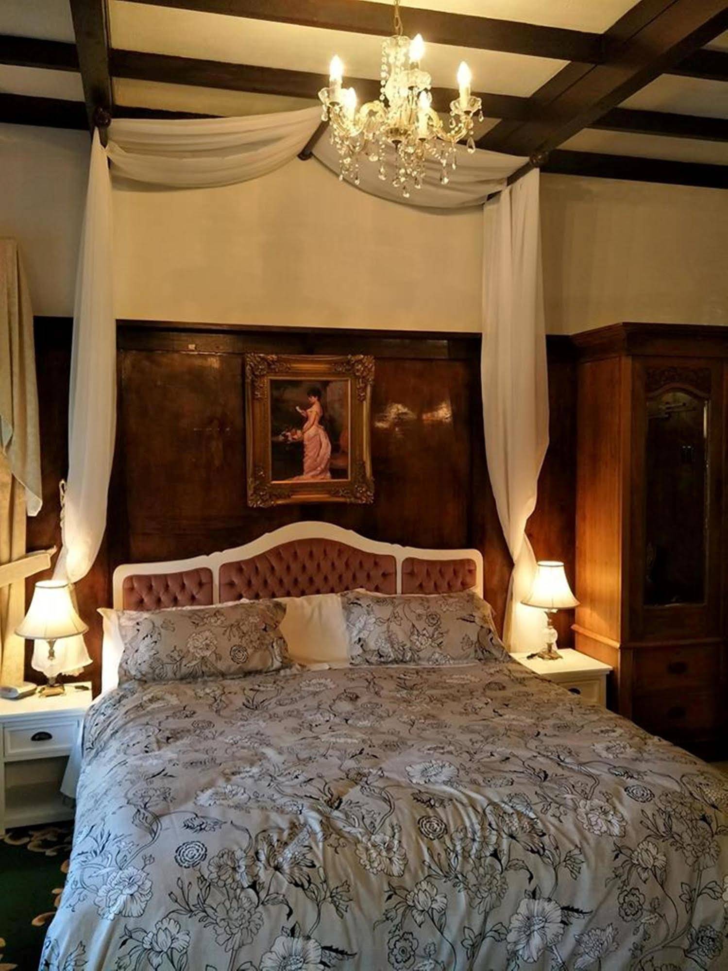 Corner Manor Leura