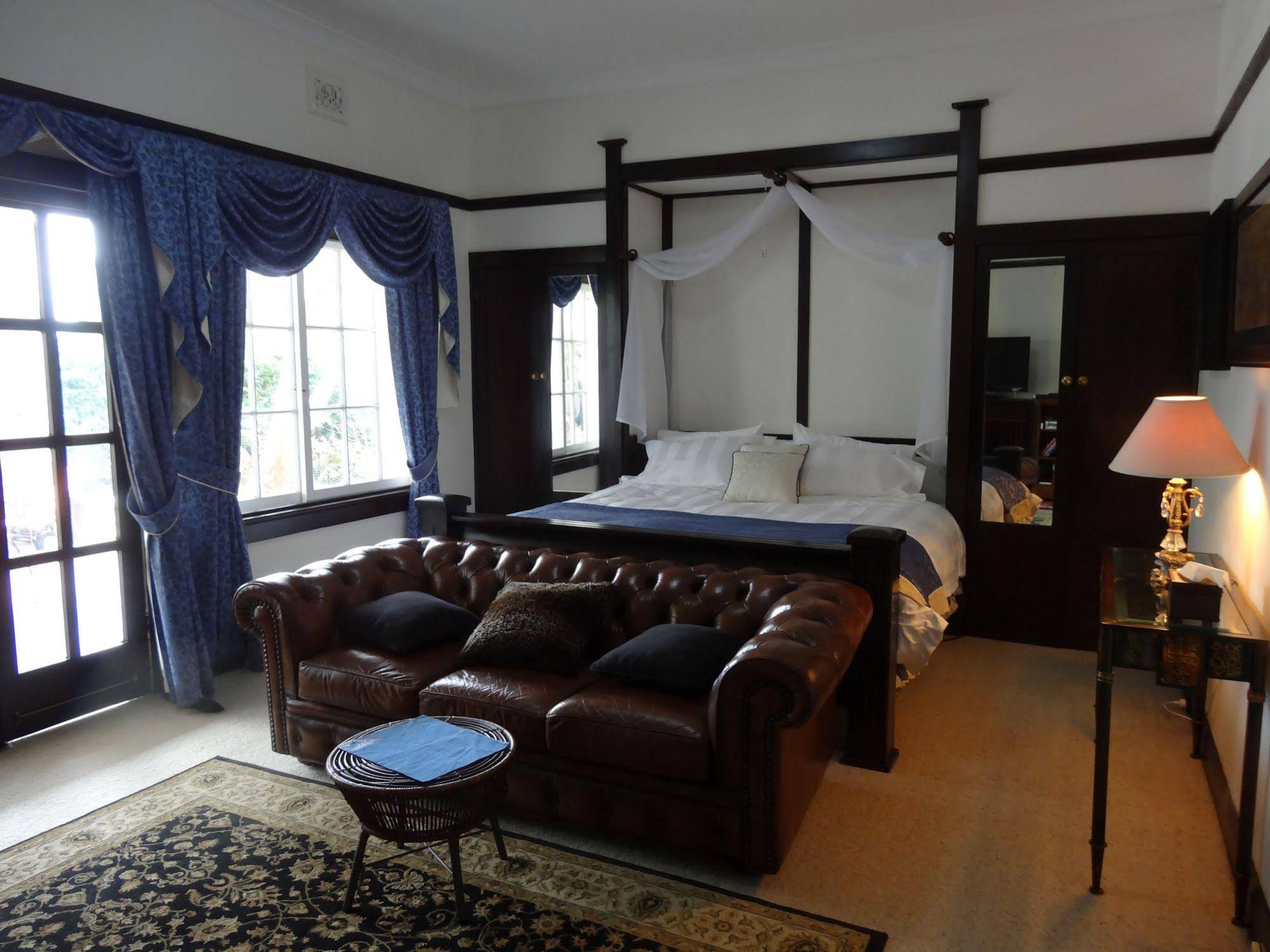 Corner Manor Leura