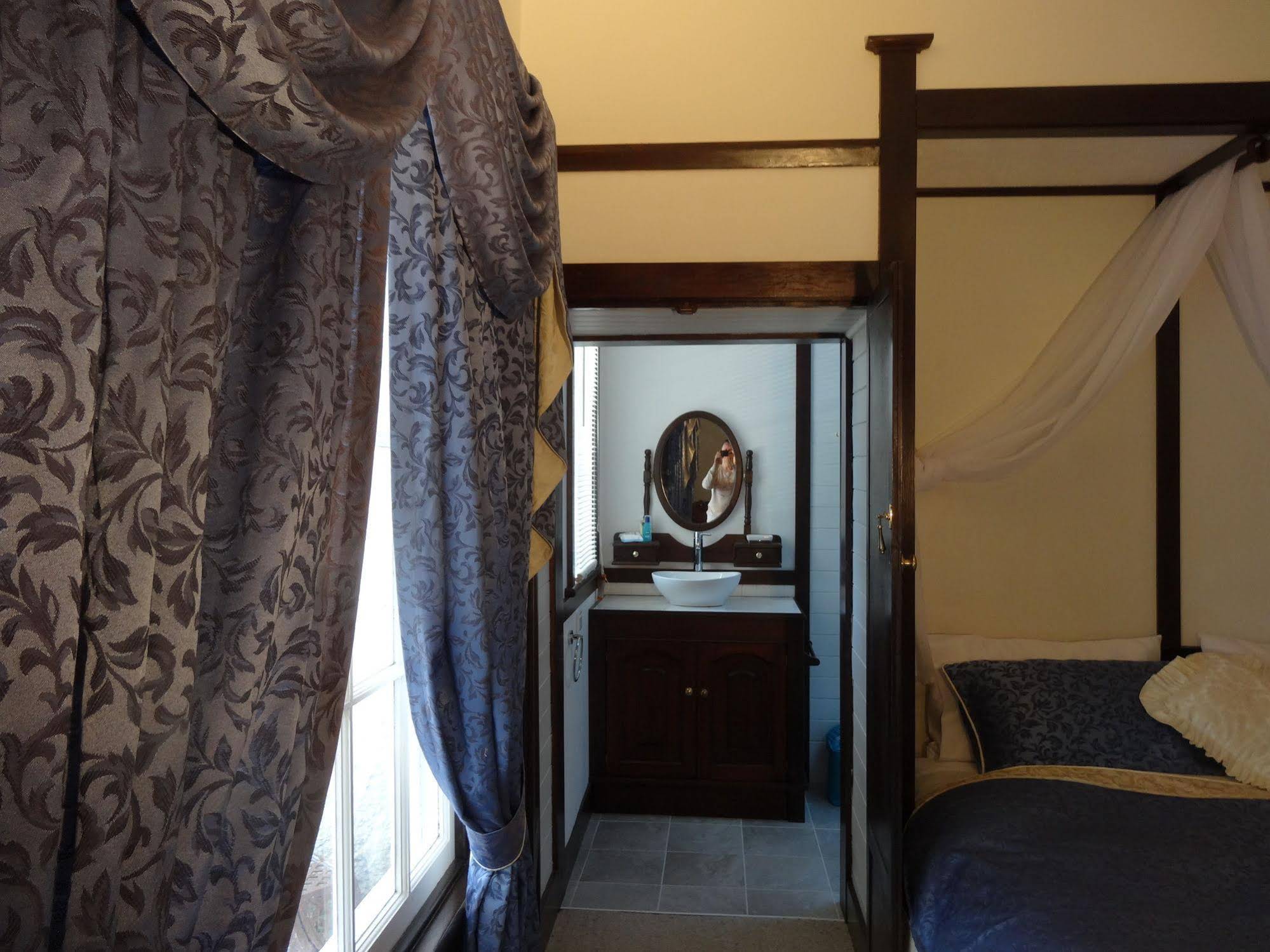 Corner Manor Leura