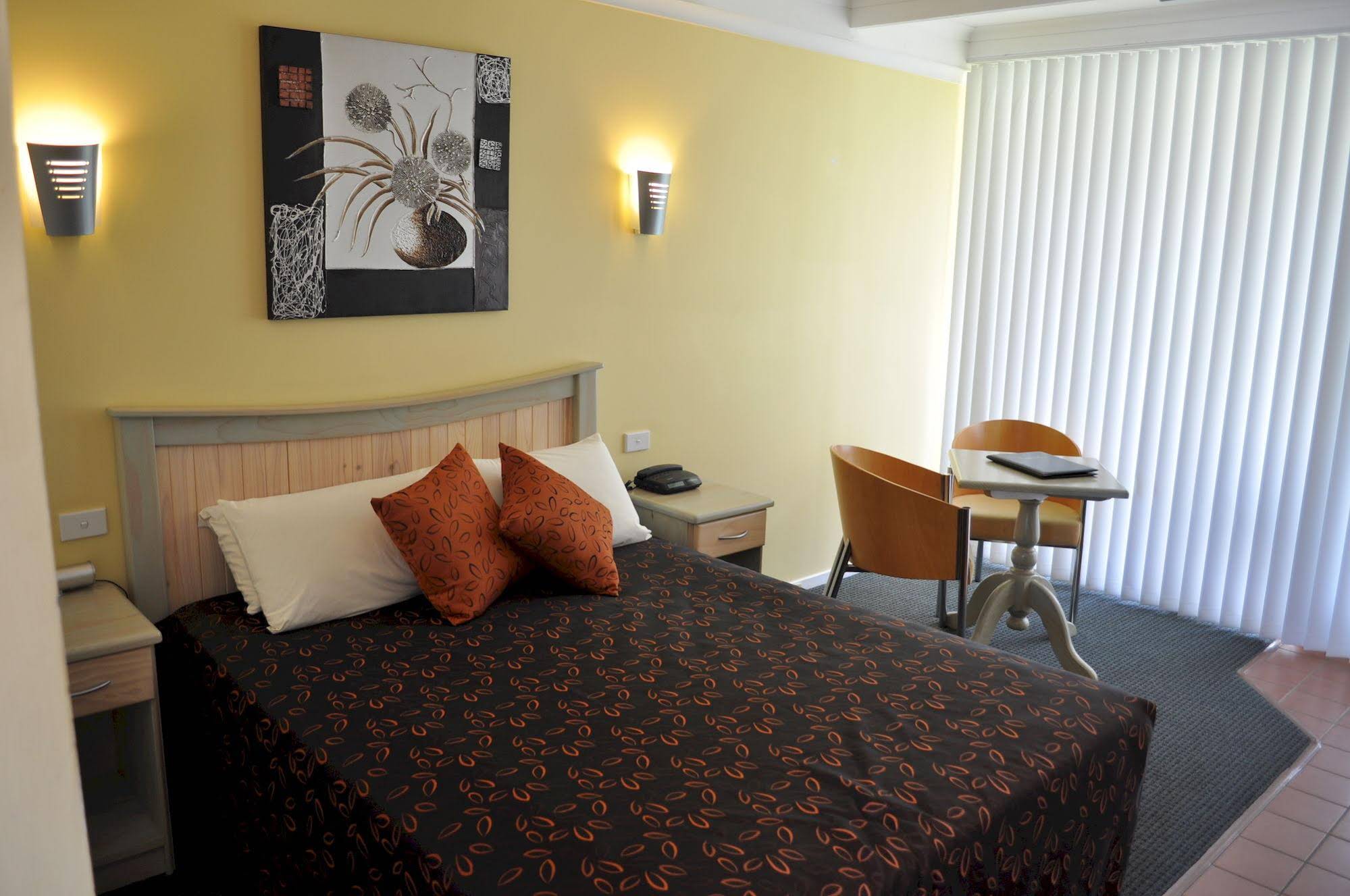 Black Dolphin Motel & Apartments
