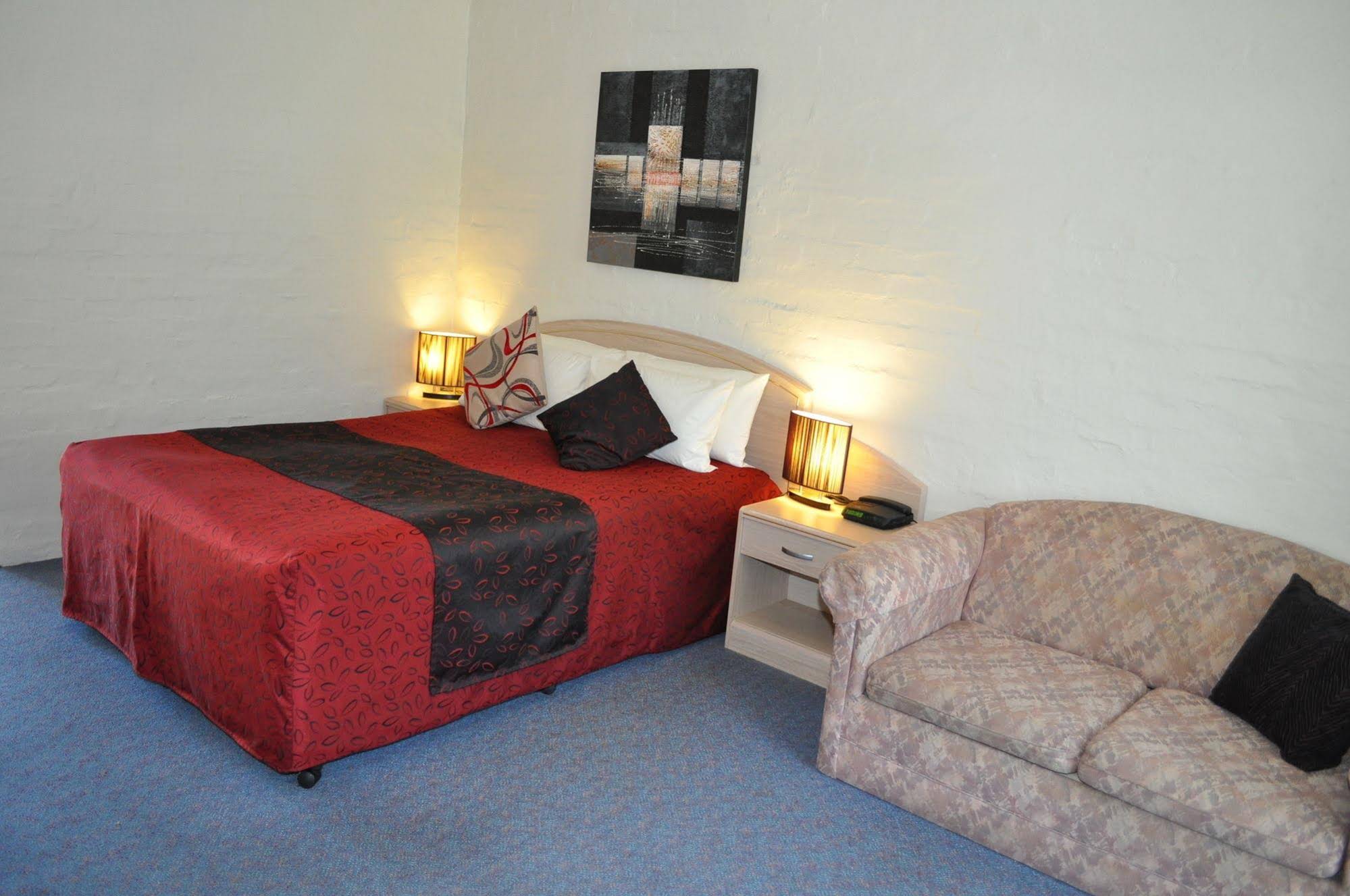 Black Dolphin Motel & Apartments