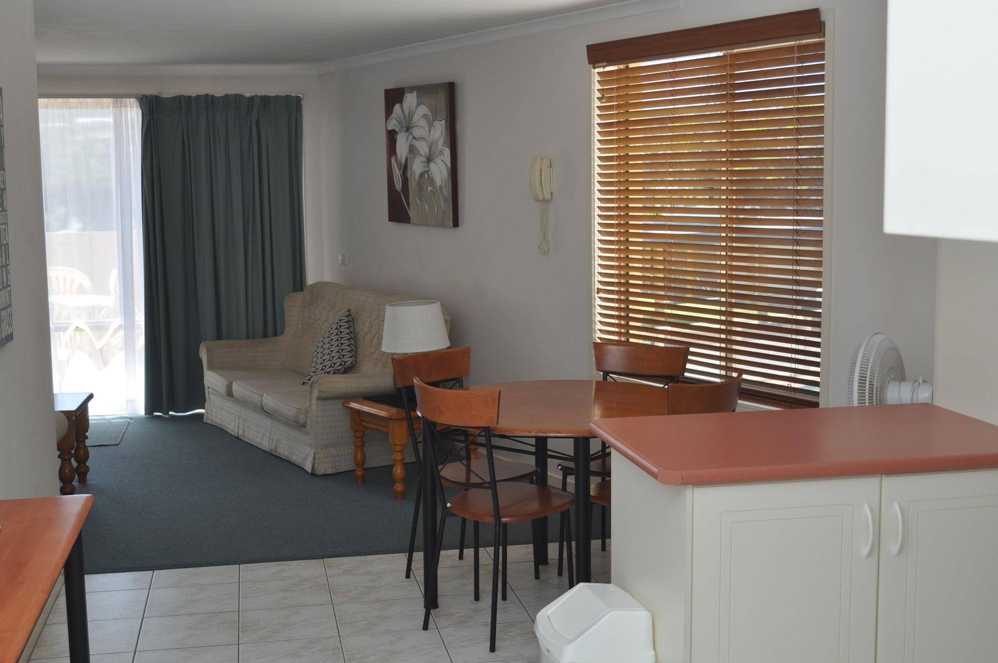 Black Dolphin Motel & Apartments