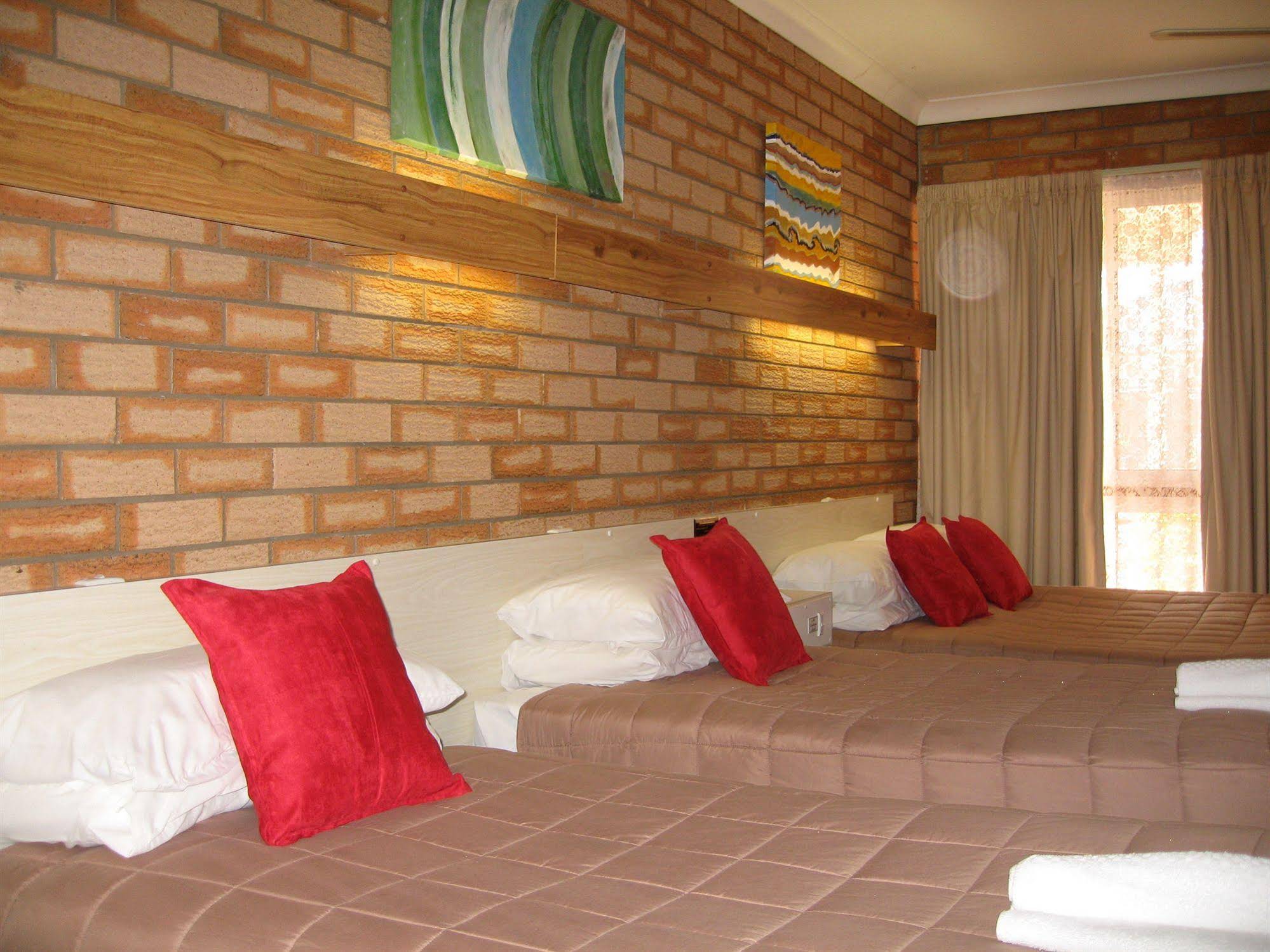 Golden Harvest Motor Inn