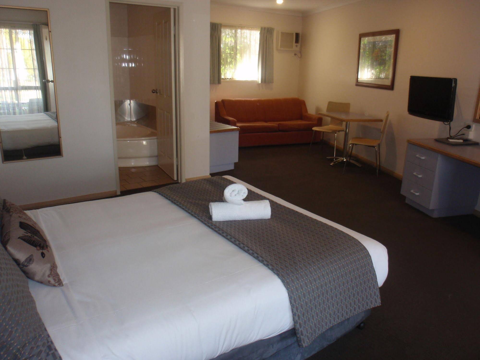 Capricorn Motor Inn