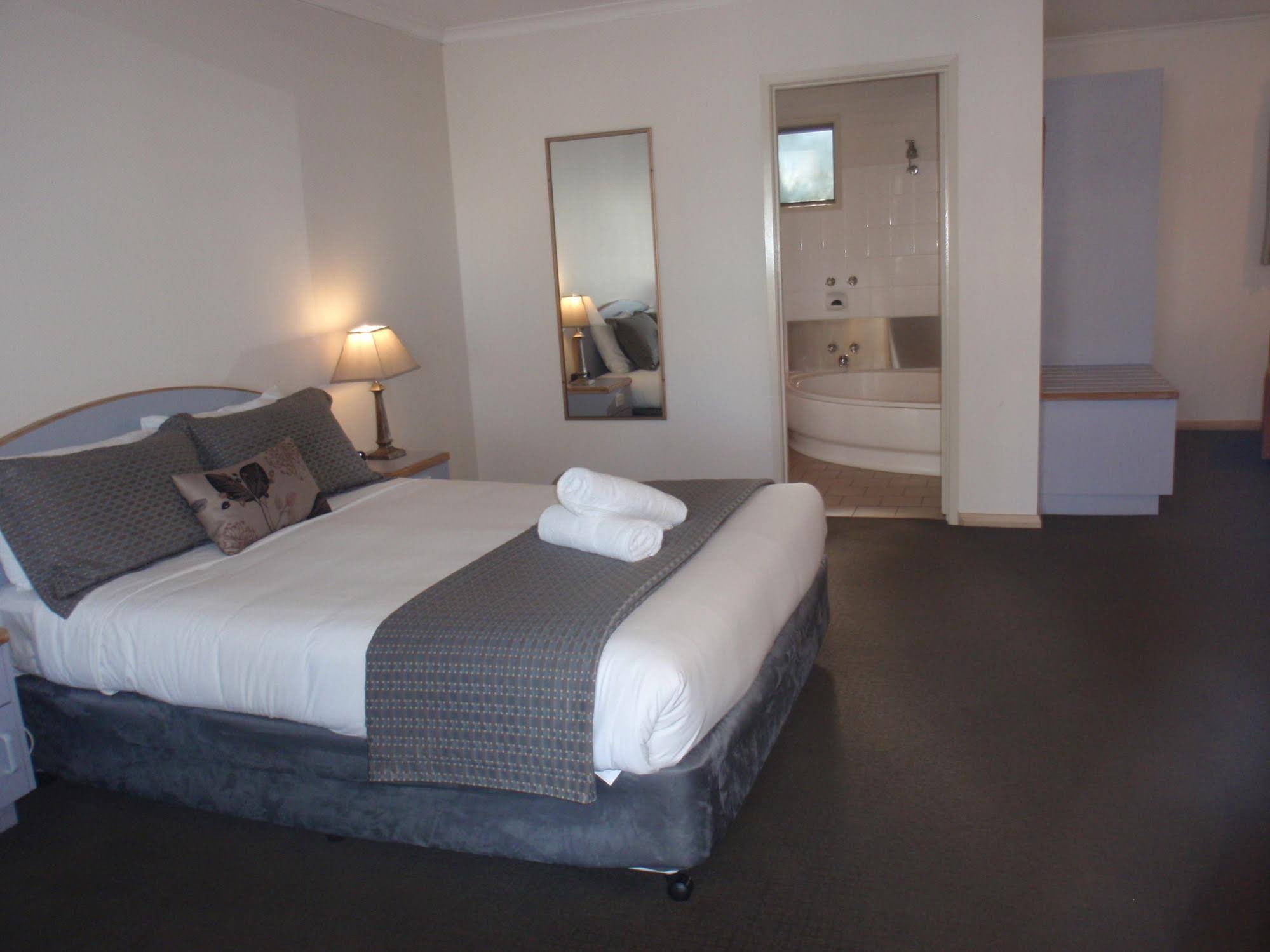 Capricorn Motor Inn