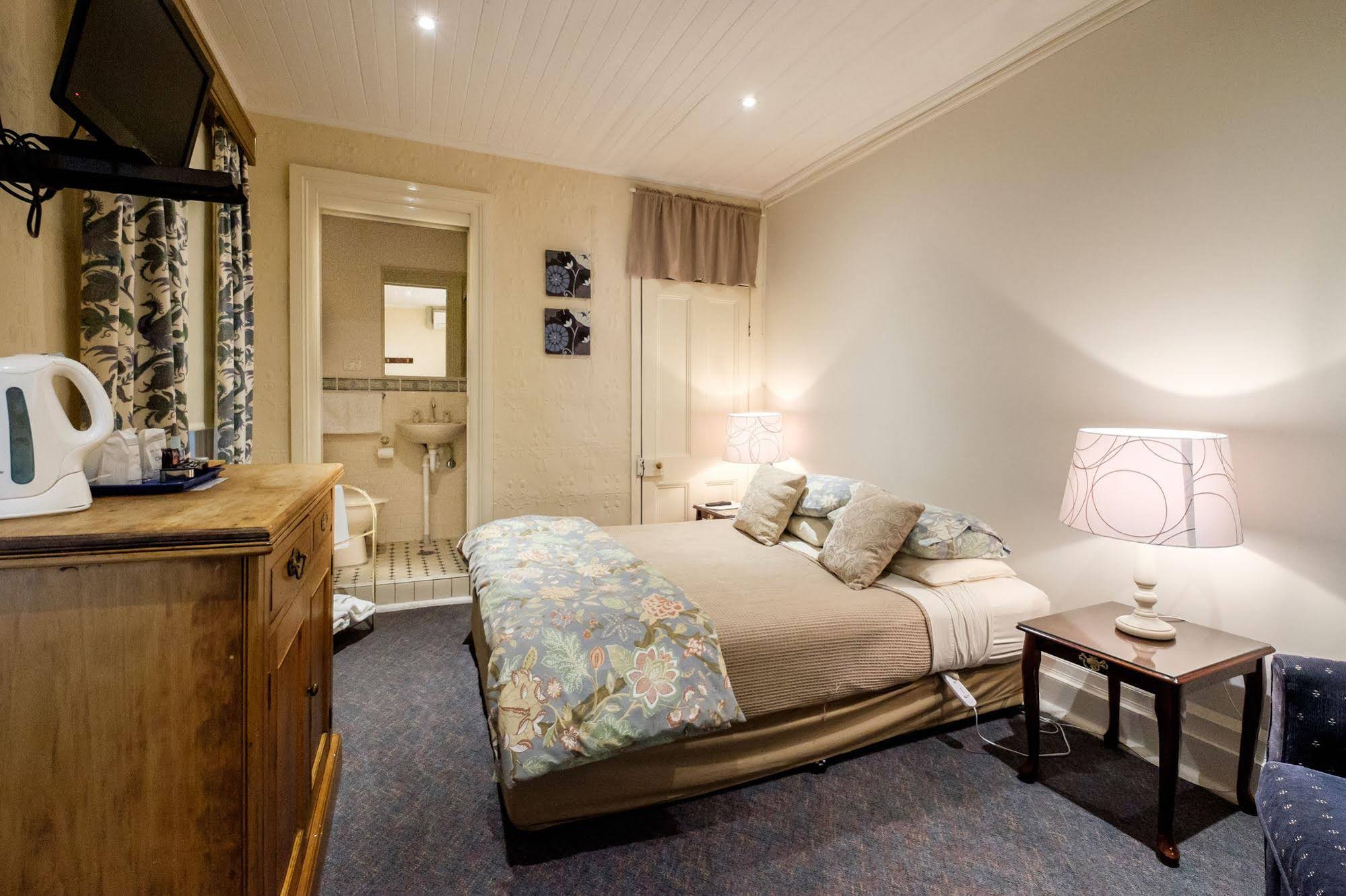 Peel Inn Hotel