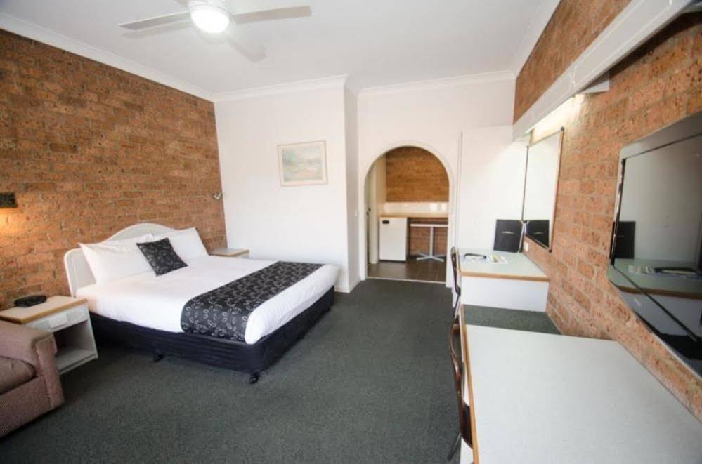 Henry Parkes Motor Inn
