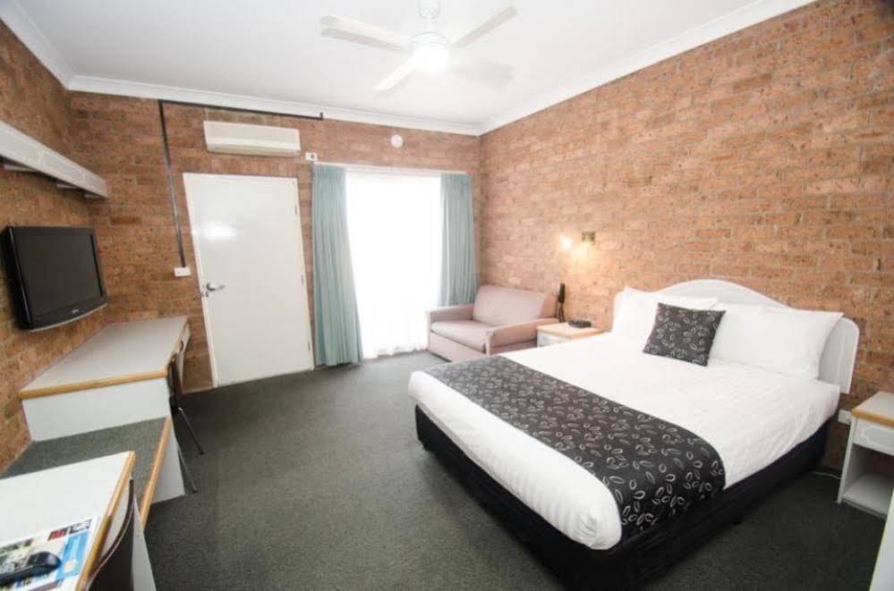 Henry Parkes Motor Inn