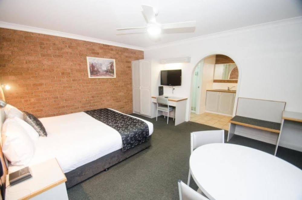 Henry Parkes Motor Inn