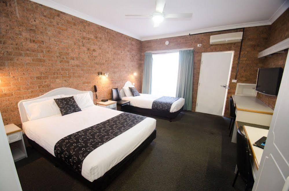 Henry Parkes Motor Inn