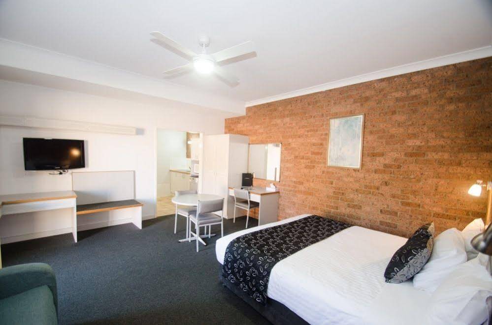 Henry Parkes Motor Inn