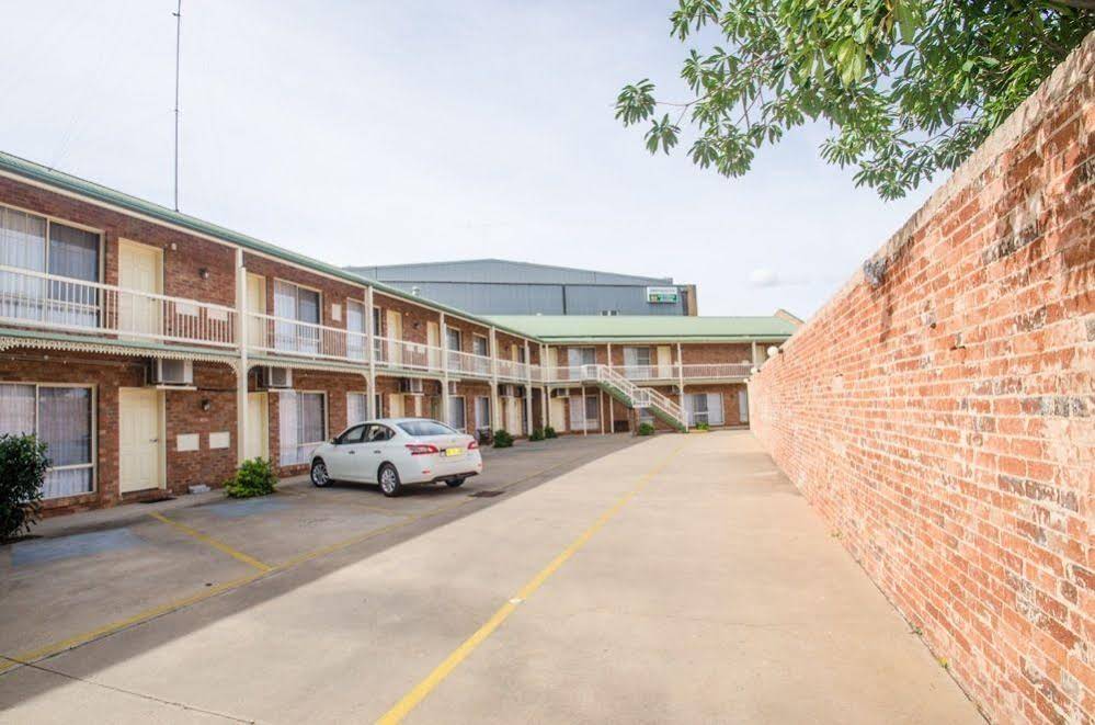 Henry Parkes Motor Inn