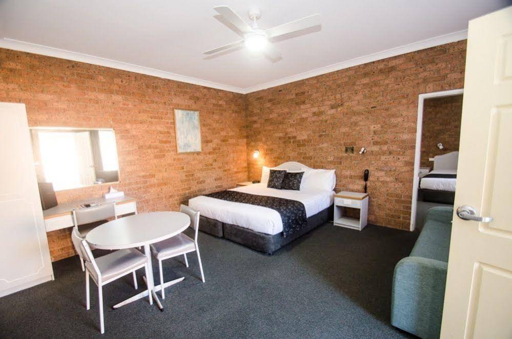 Henry Parkes Motor Inn