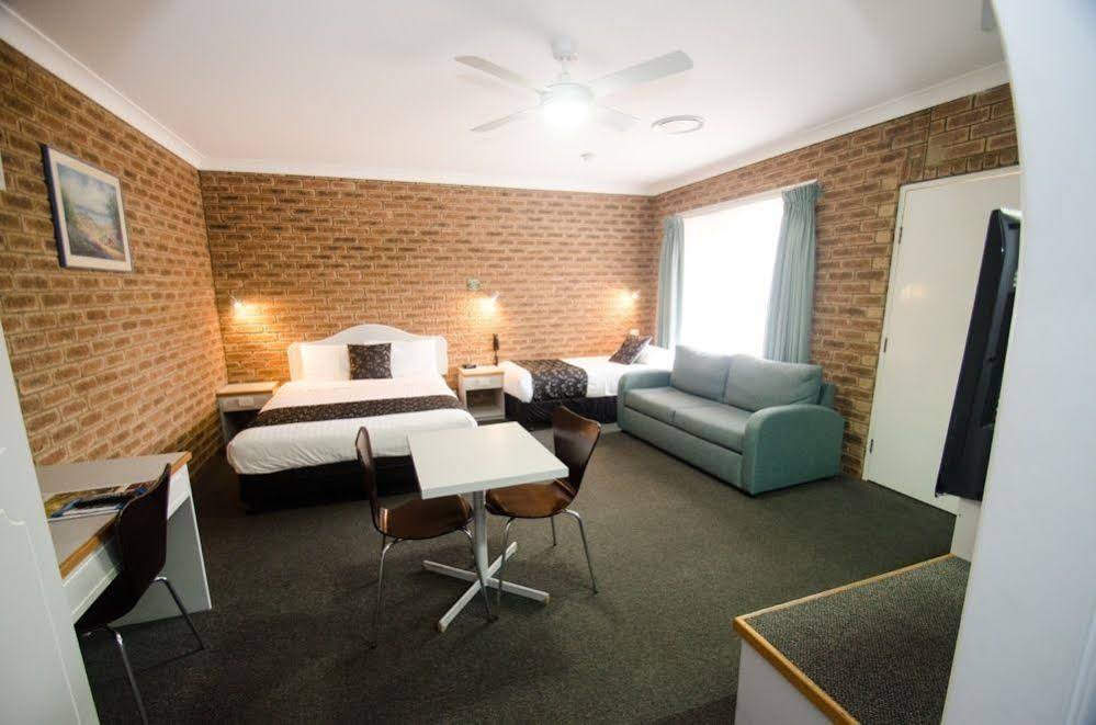 Henry Parkes Motor Inn