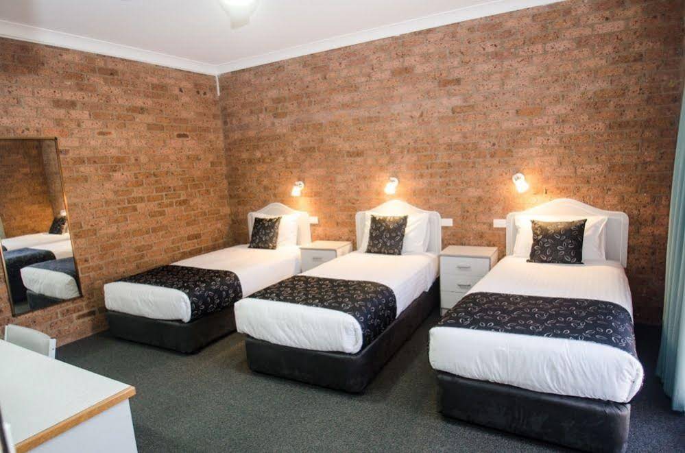 Henry Parkes Motor Inn