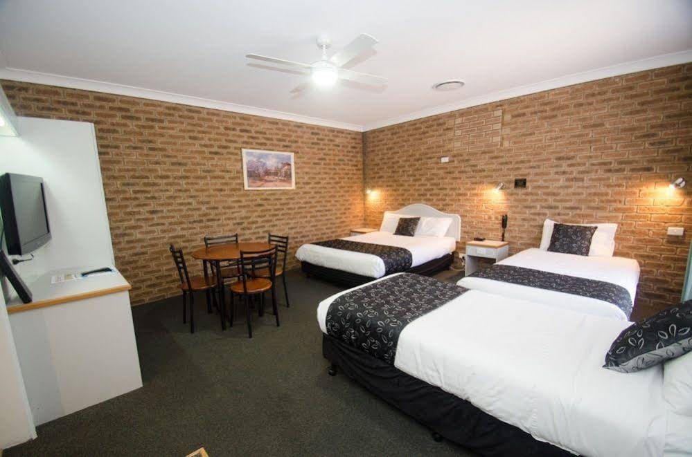 Henry Parkes Motor Inn