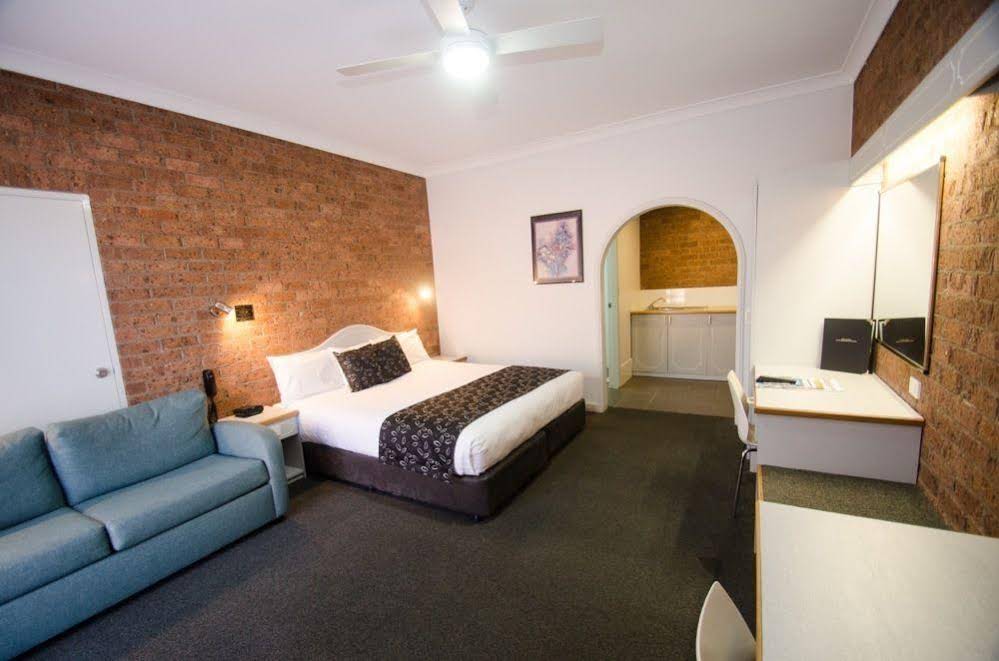 Henry Parkes Motor Inn