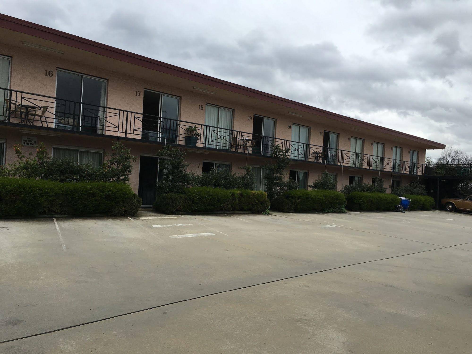 Crest Motor Inn