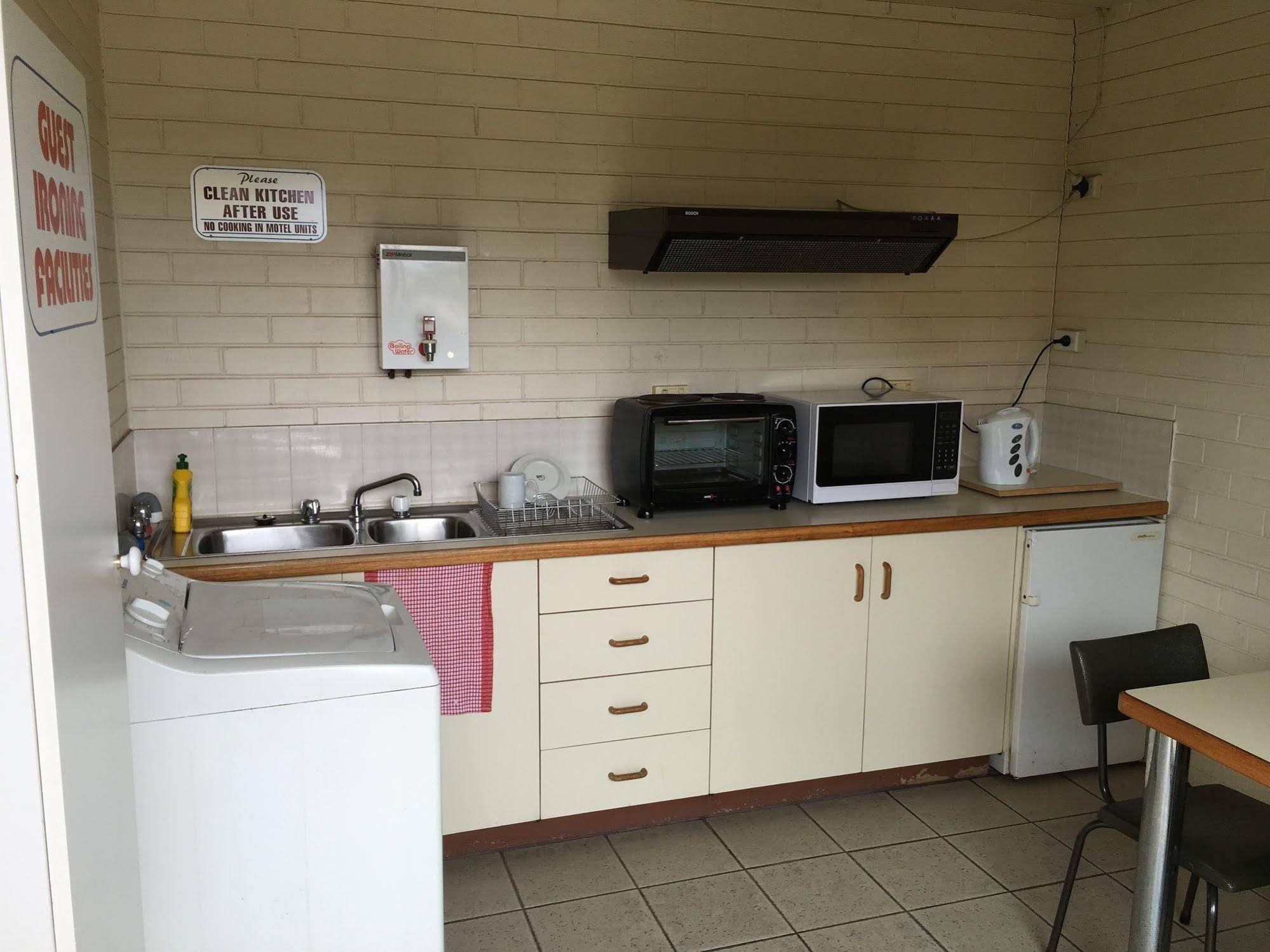 Crest Motor Inn