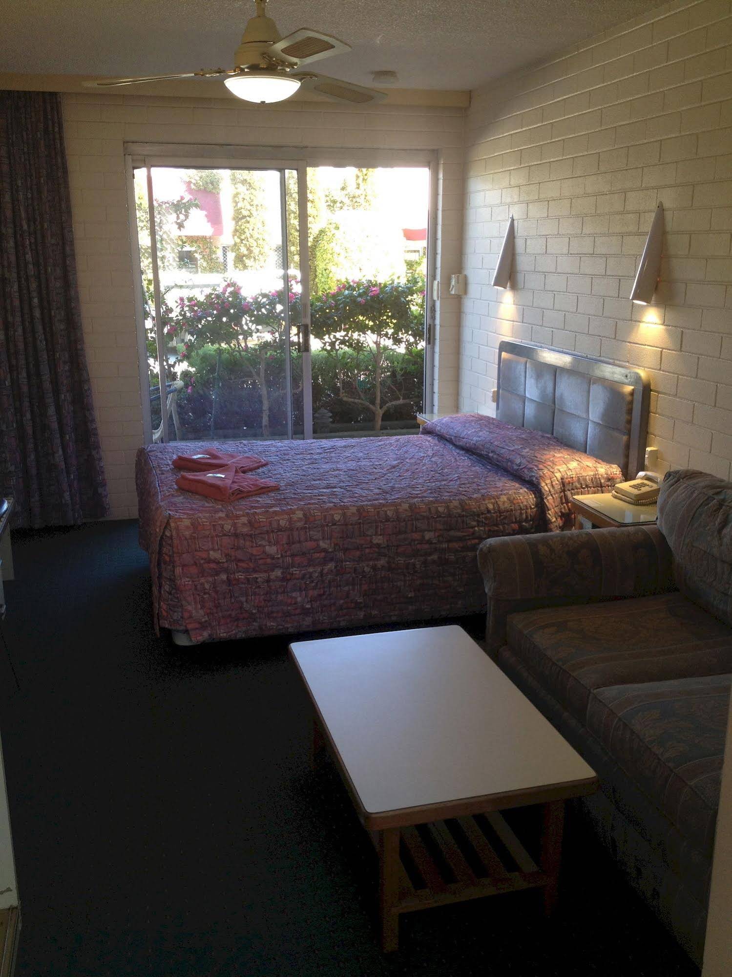 Crest Motor Inn