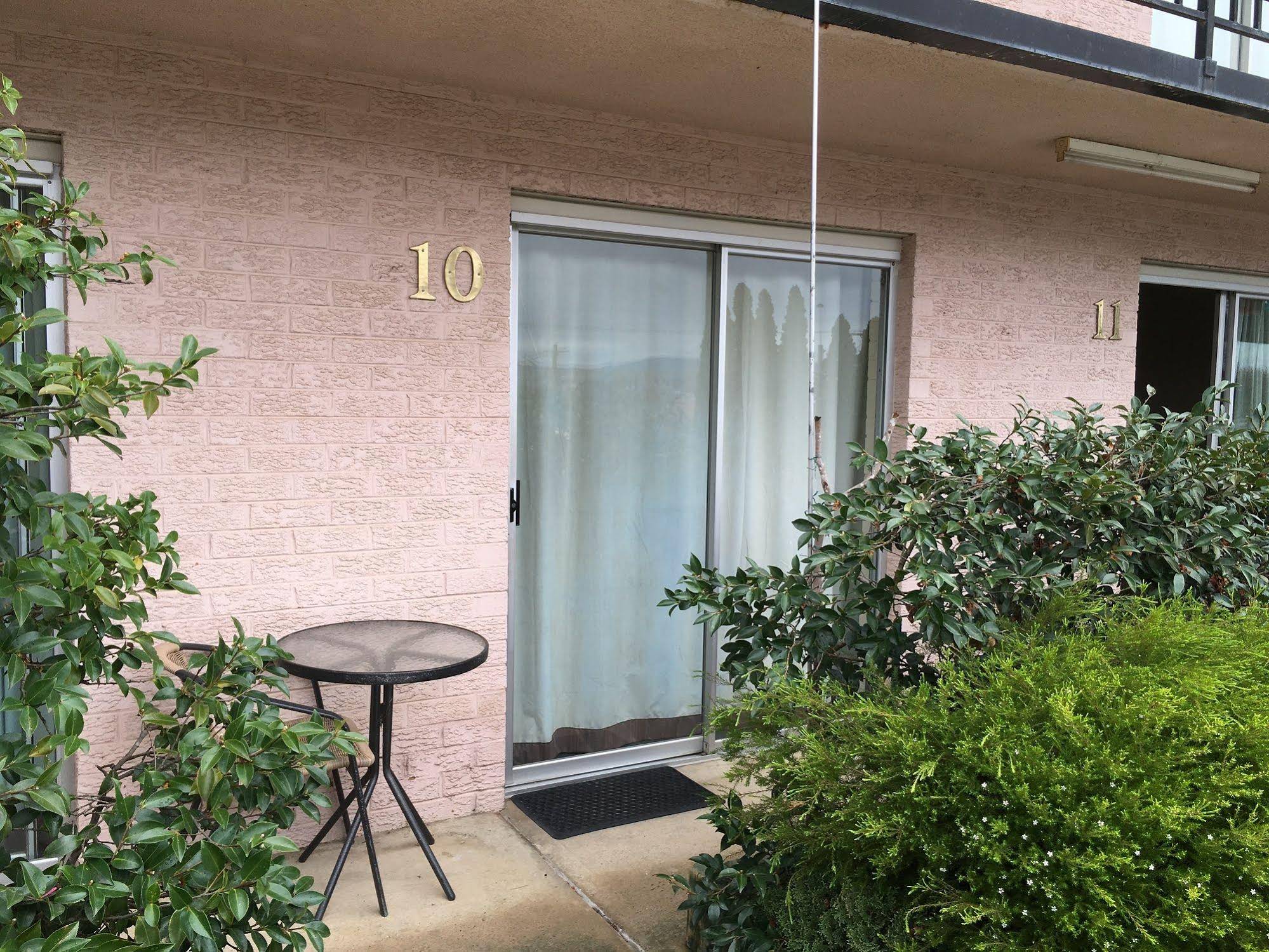 Crest Motor Inn