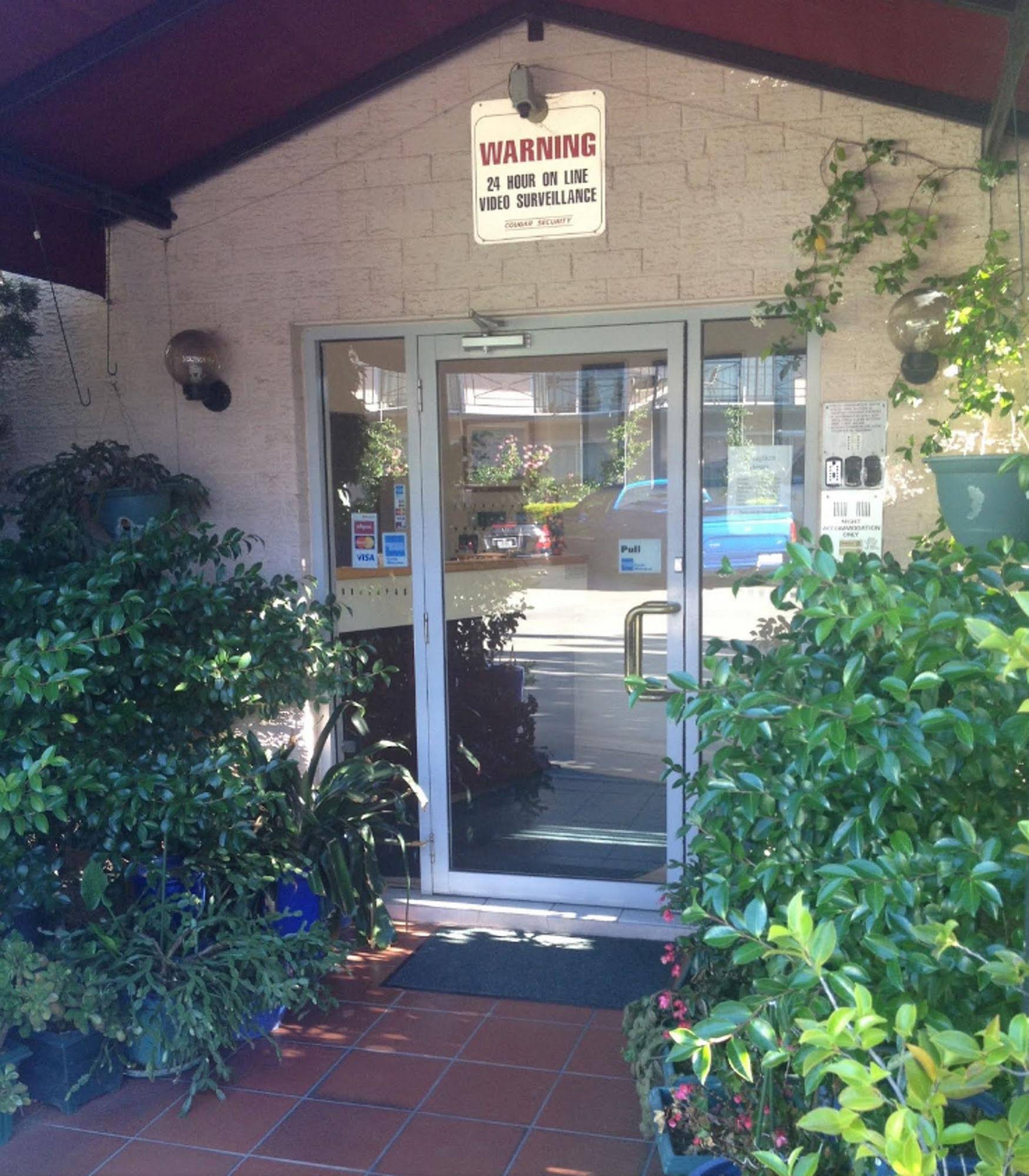 Crest Motor Inn