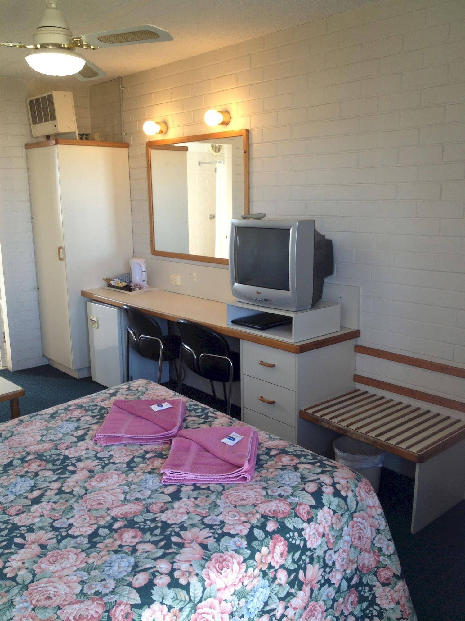 Crest Motor Inn