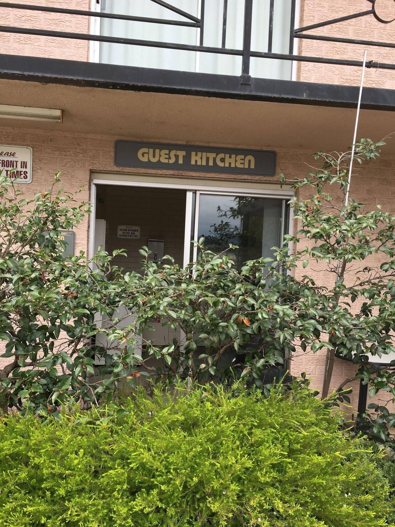 Crest Motor Inn
