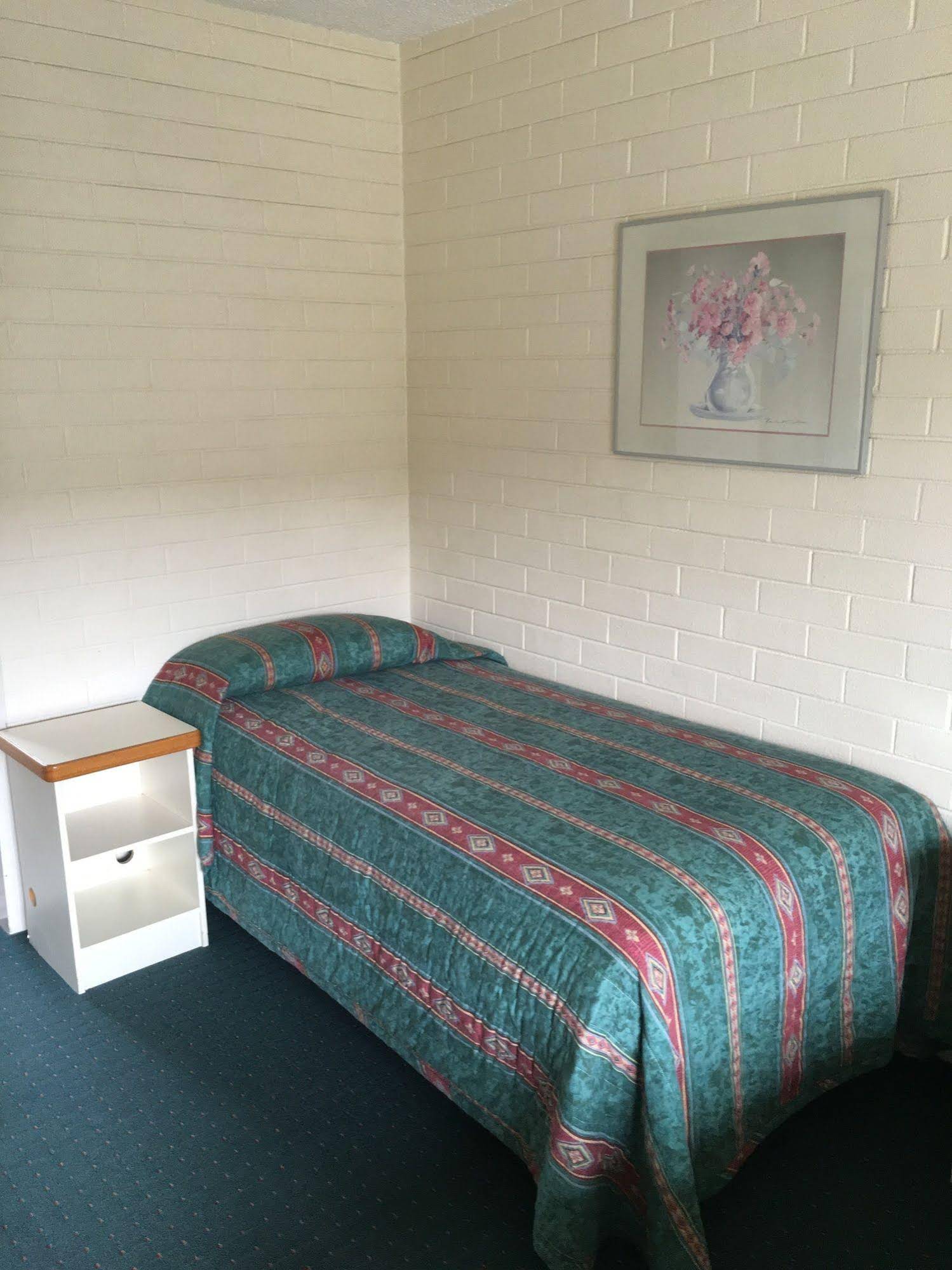 Crest Motor Inn