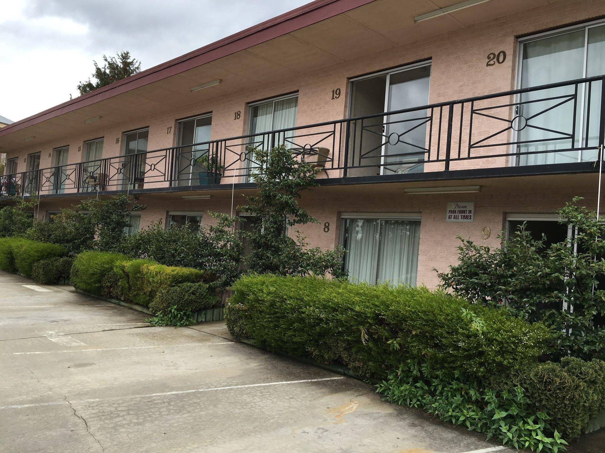 Crest Motor Inn