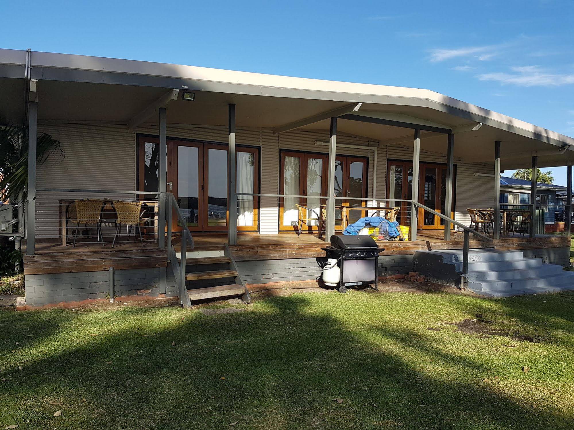 Bentley Waterfront Motel & Cottages