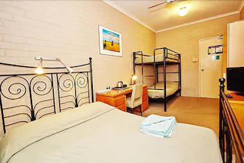 Summer House Backpackers Newtown