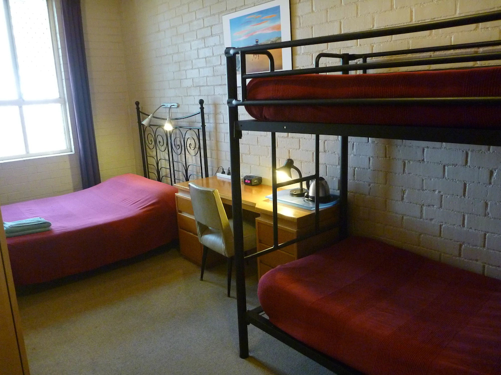 Summer House Backpackers Newtown