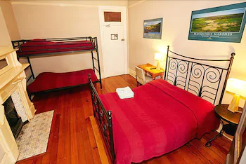 Summer House Backpackers Newtown