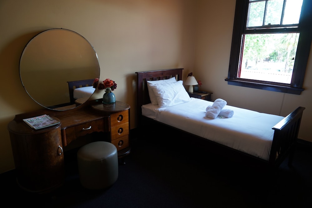 Sir Joseph Banks Hotel