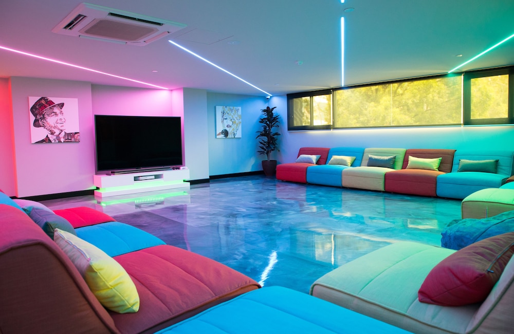 Studio 8 Residences