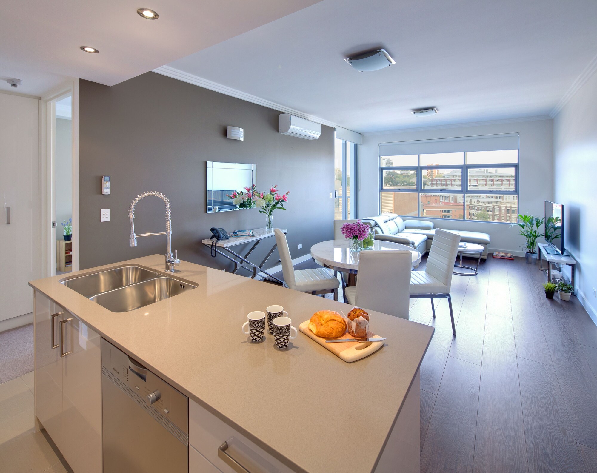 Zara Tower Hotel - Luxury Suites and Apartments