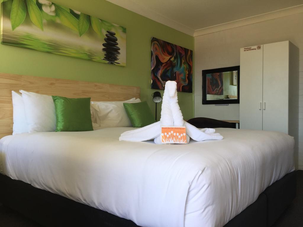Crescent Motel