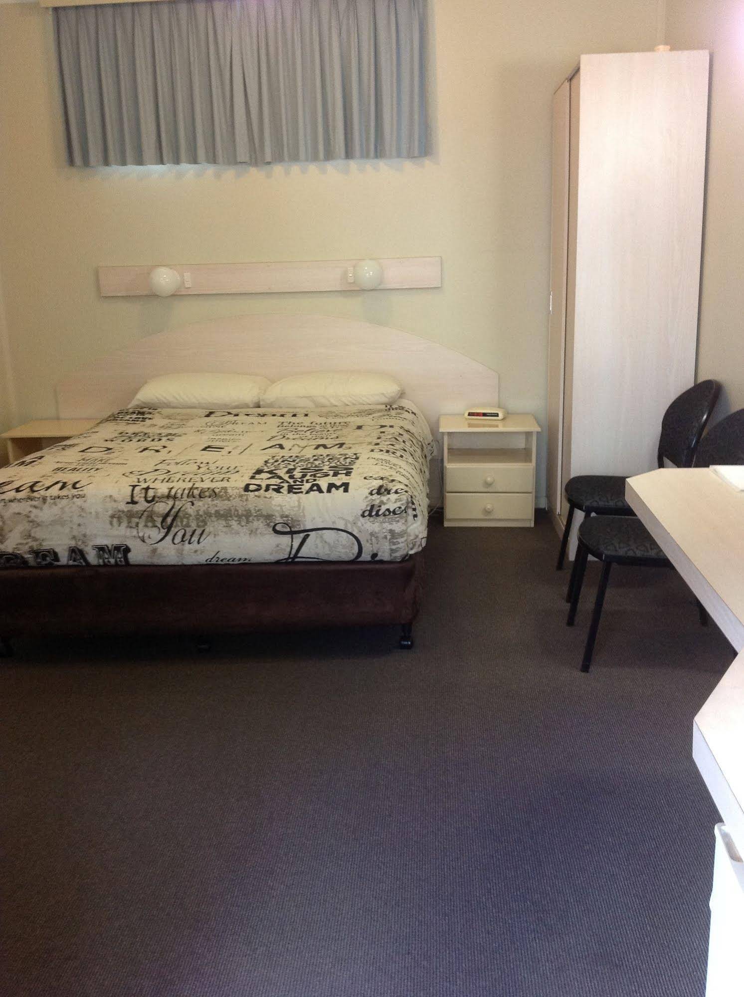 Ashton Townhouse Motel & Suites