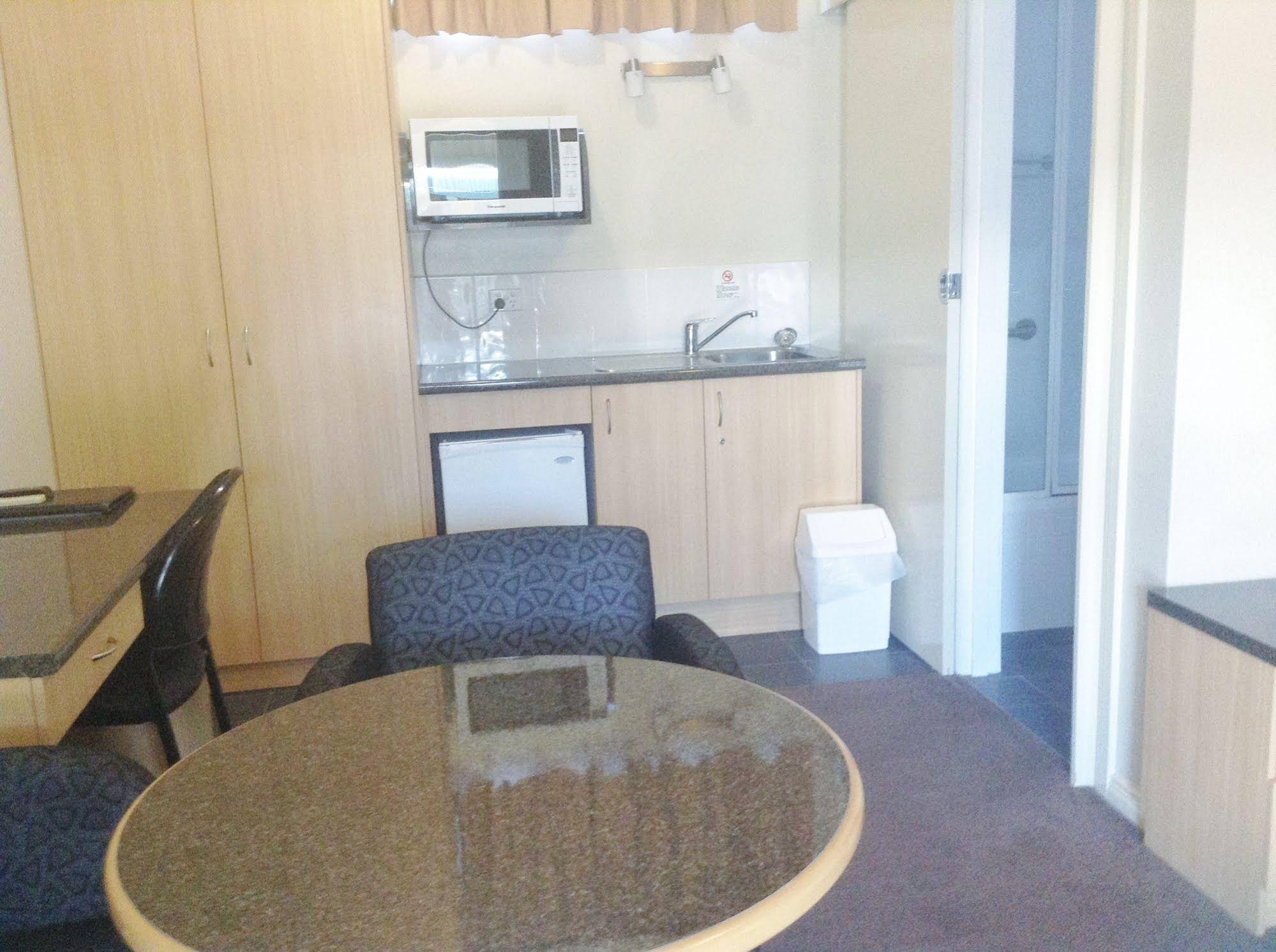 Ashton Townhouse Motel & Suites