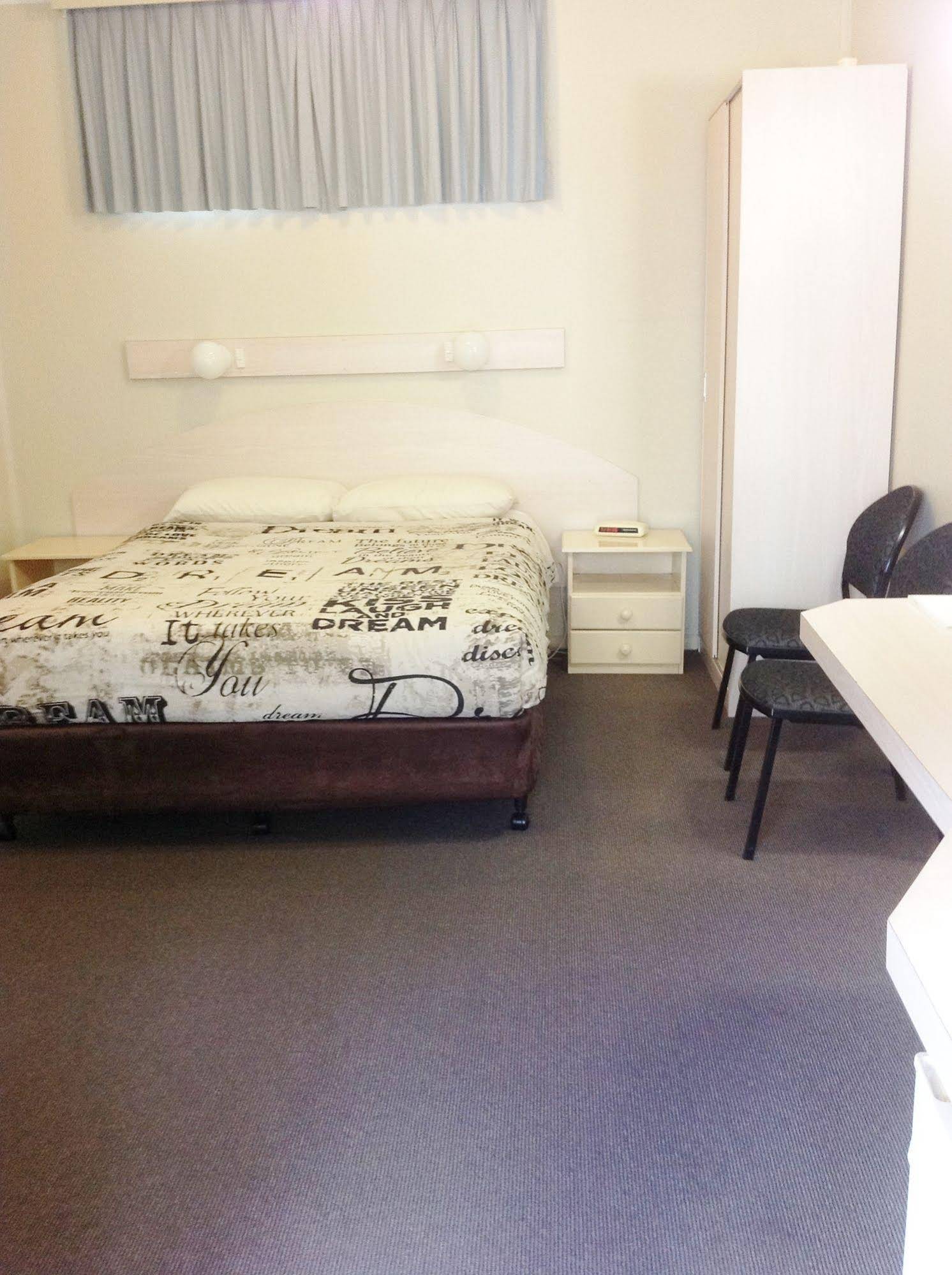 Ashton Townhouse Motel & Suites