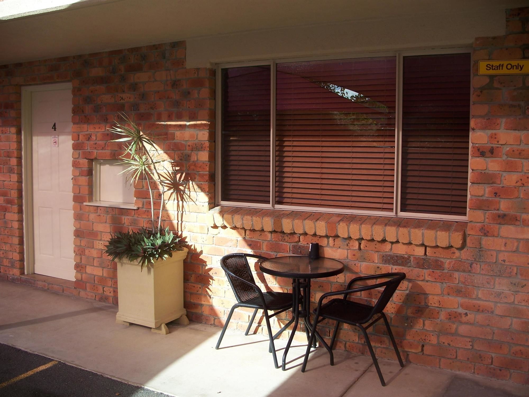 Kennedy Drive Airport Motel