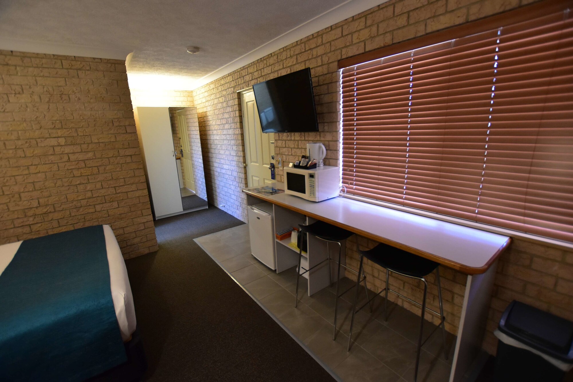Kennedy Drive Airport Motel