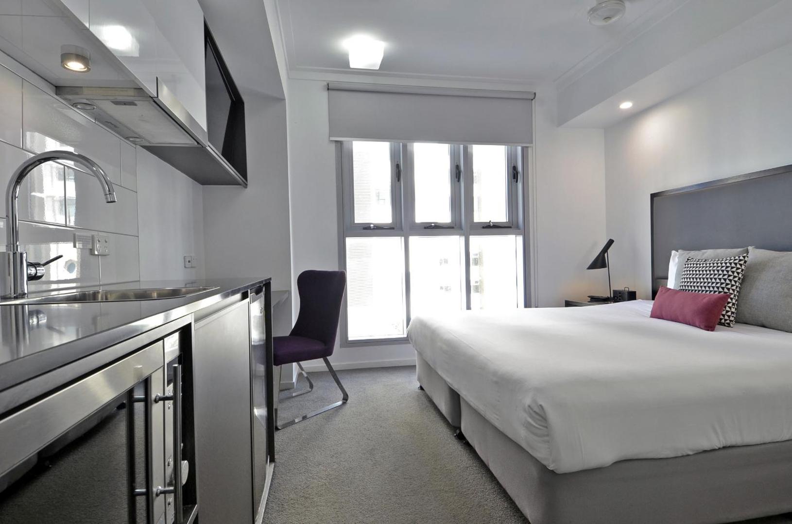 H on Mitchell Apartment Hotel