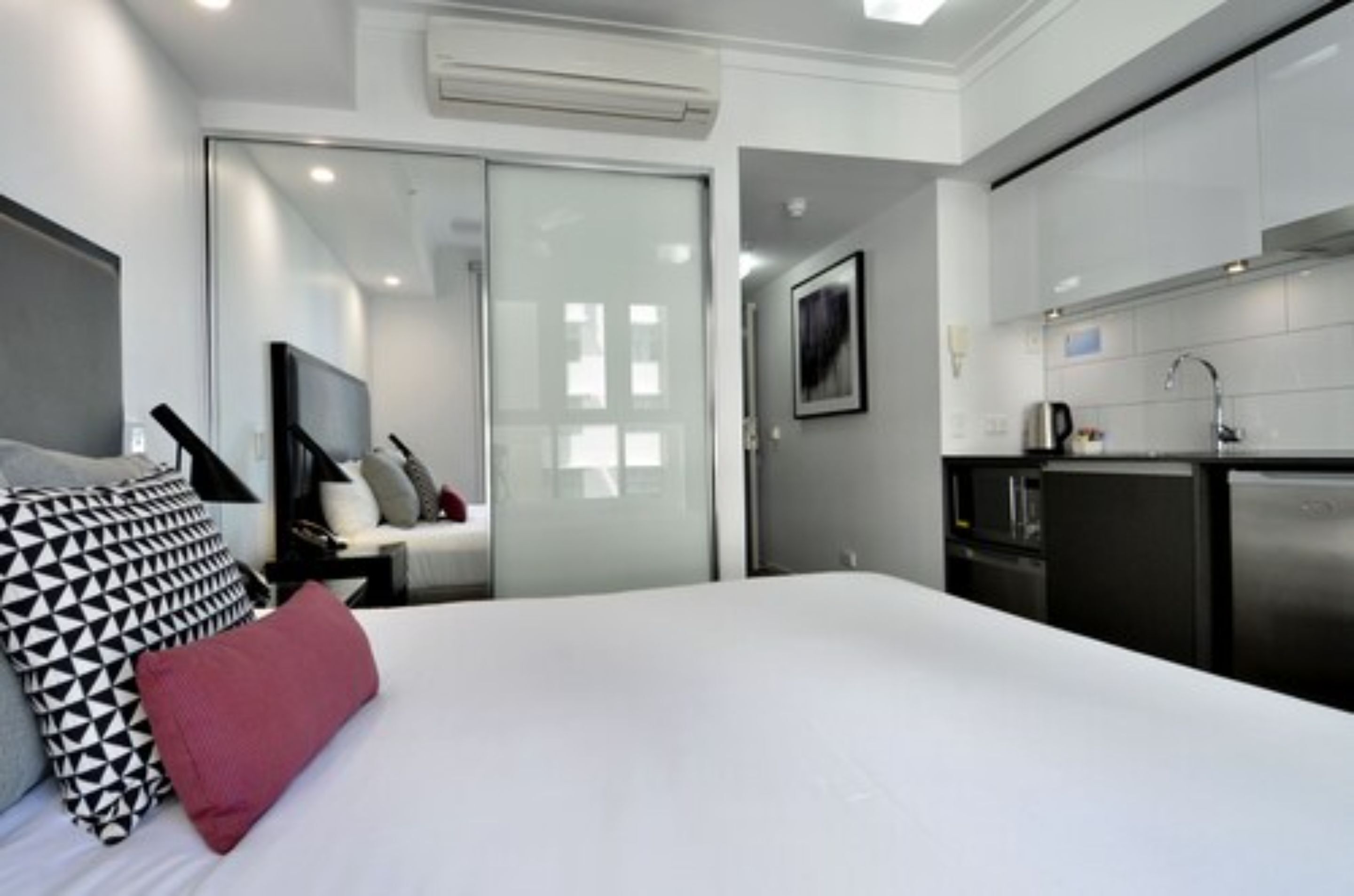 H on Mitchell Apartment Hotel