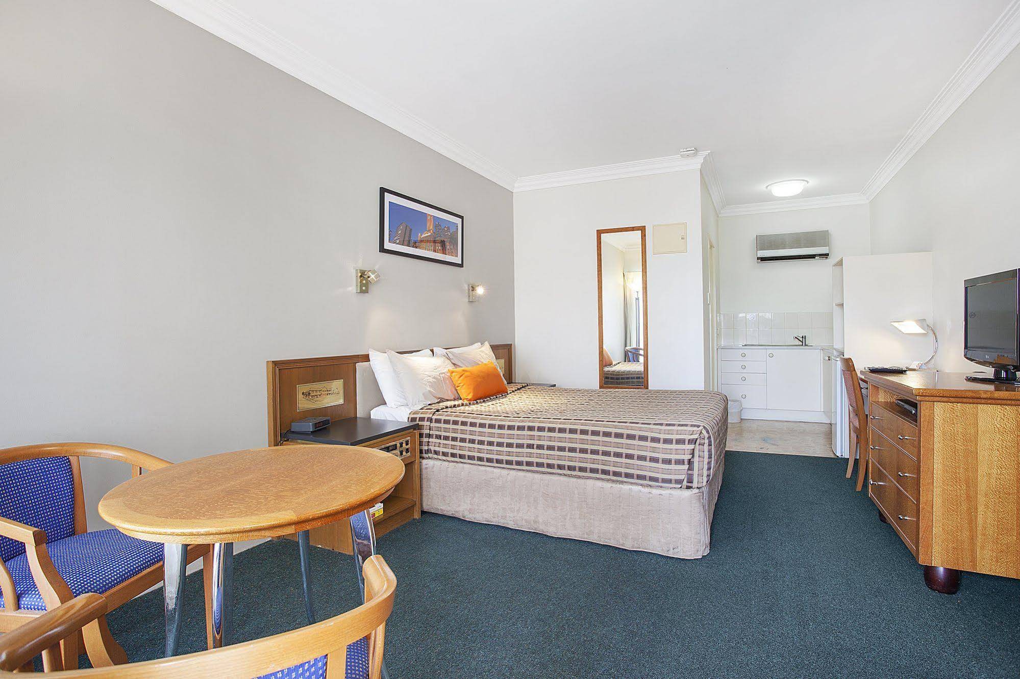 Coopers Colonial Motel