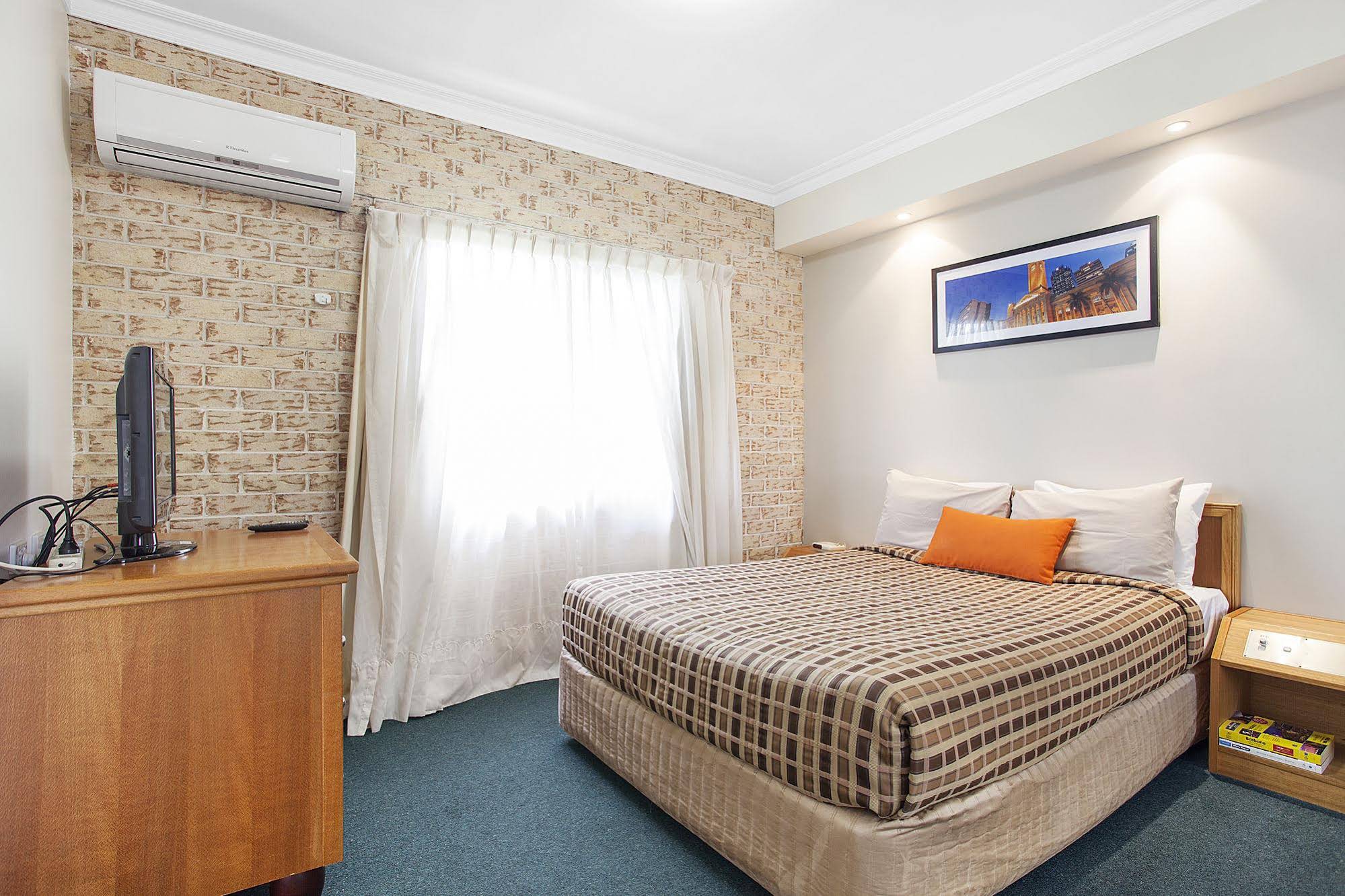 Coopers Colonial Motel