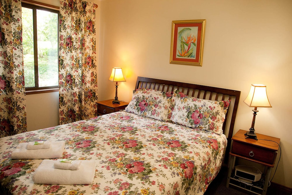 Lake Eacham Tourist Park & Self Contained Cabins